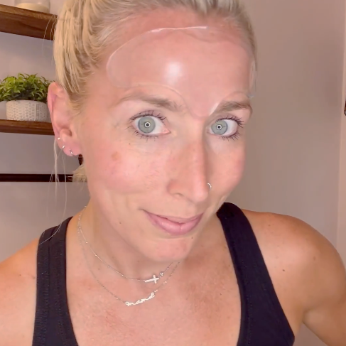 Silikonski flaster za bore na čelu